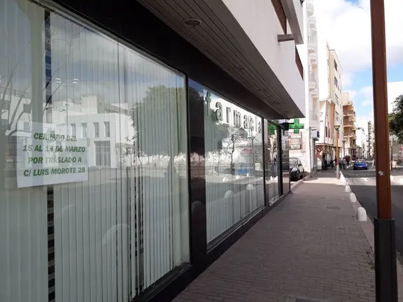 Comercio cerrado en calle Canalejas