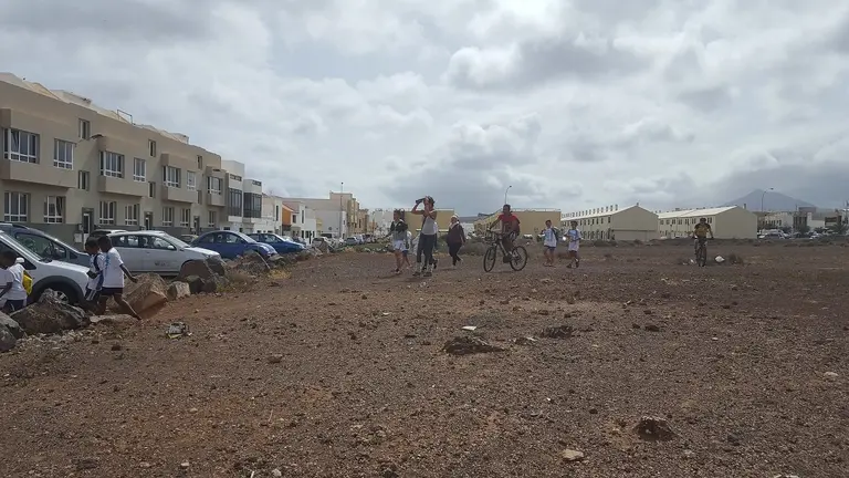 Los niños de Argana caminando en dirección a Altavista 2