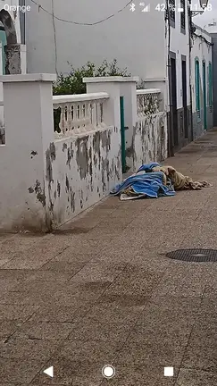 Indigentes durmiendo en la trasera de la Policía Local 2