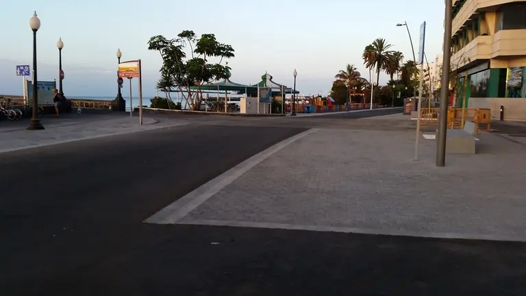 Avenida desierta