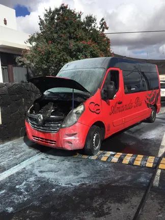 Microb&uacute;s incendiado