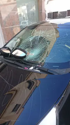 Coche destrozado en la calle La Porra 3