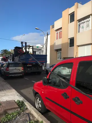 Camión que arrastró el tendido eléctrico