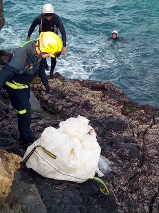 Sacos de construcción en el mar de Mala