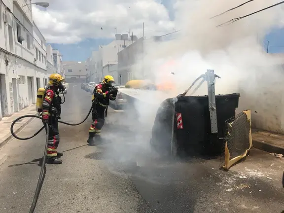 Tres contenedores incendiados en Arrecife 2