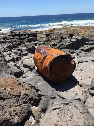 Bidón de aceite hallado en Playa Blanca