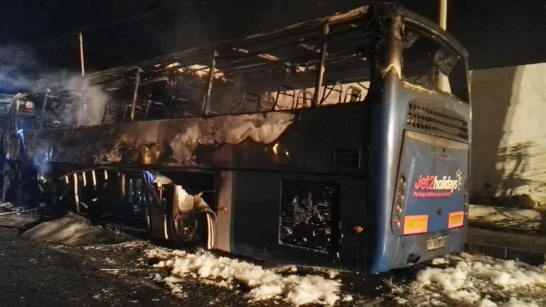 Incendio de guagua en Playa Honda 2