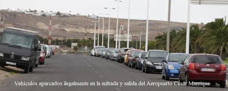 Vehiculos aparcados en la entrada de ACM. Foto 1