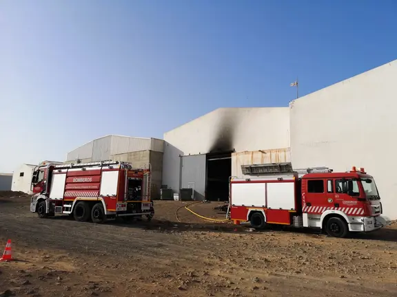 Incendio en una nave industrial de Arrecife