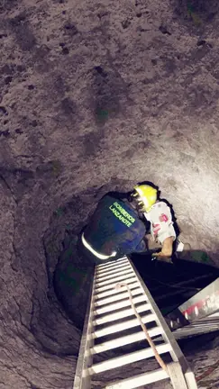 Rescate de un perro en un pozo de Chafaris