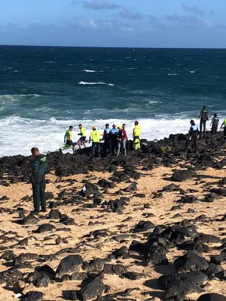 Rescate de los tripulantes de la patera volcada