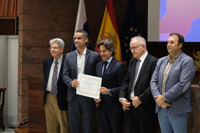 ALCALDE Y ANTONIO ROCÍO RECOGIENDO PREMIO TRANSPARENCIA 27 11 2019 2