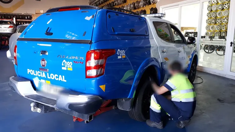 Cambio de ruedas coche policía 2