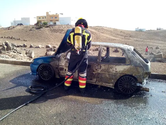 Coche incendiado en Argana 2