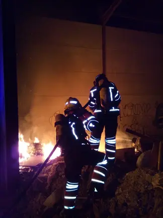 Incendio en una nave abandonada