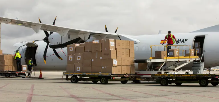 10.04.20. CORONAVIRUS PANDEMIA. Llegada al aeropuerto de Gran Canaria de un avión procedente de China, con material sanitario para los centros sanitarios y sociosanitarios del Archipielago . Foto EFE/Quique Curbelo