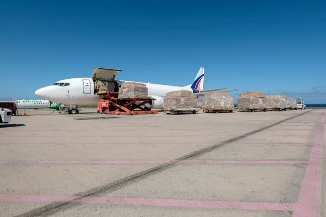 TELDE (GRAN CANARIA). 30/04/2020.- El octavo cargamento de material sanitario adquirido por el Gobierno de Canarias para hacer frente al Covid 19, llegó este jueves al aeropuerto de Gran Canaria, procedente de China. EFE/Ángel Medina G.