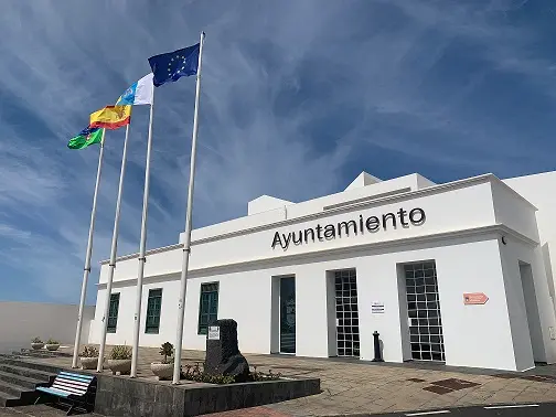 ayuntamiento con banderas 2