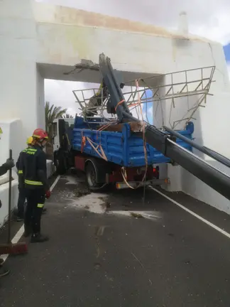 Camión atascado en el arco de Costa Teguise 3