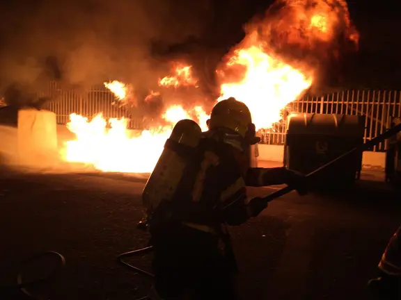 5 contenedores arrasados por el fuego