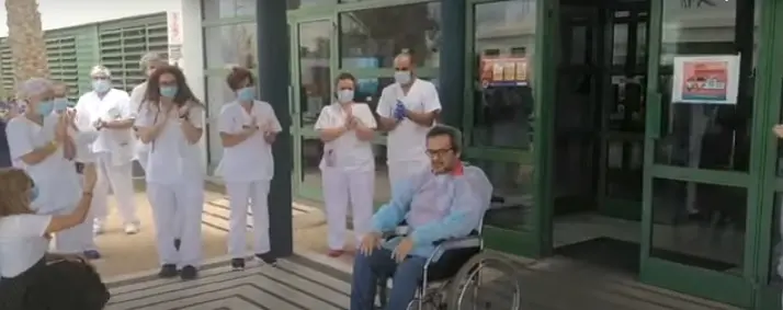 Carmelo, emocionado, a la puerta del Hospital