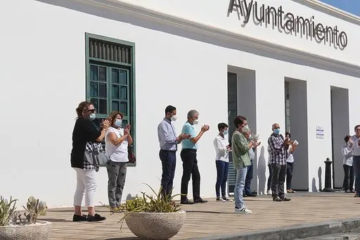 Minuto de silencio en Tías por las víctimas del COVID-19