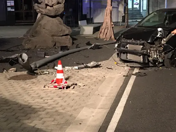 Colisión entre un vehículo y una farola