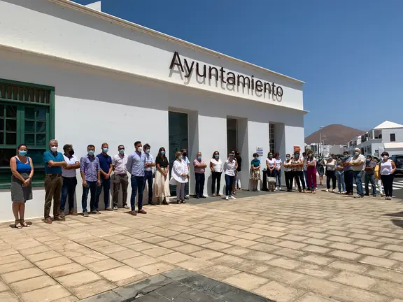 Minuto de silencio en el ayuntamiento de Tías