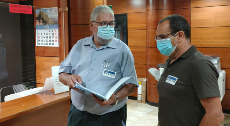 Pedro Medina y Quintín Ortiz en el Parlamento canario