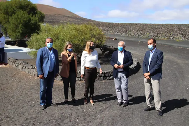 Consejera de Agricultura visita La Geria (Lanzarote)