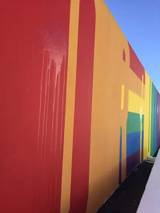 Arrojaron huevos sobre un mural LGTBI3