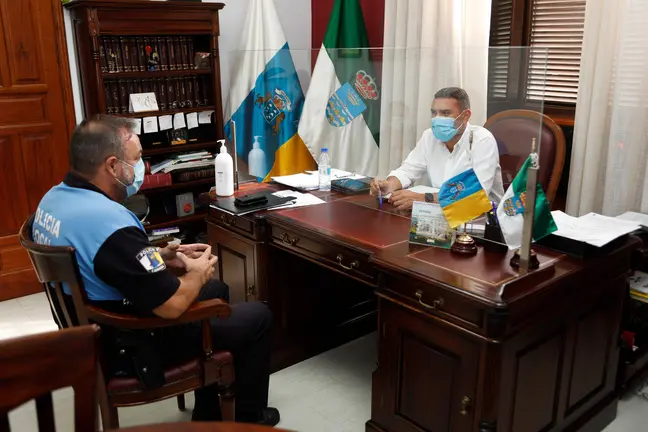 OSWALDO B CON JEFE POLICÍA TEGUISE