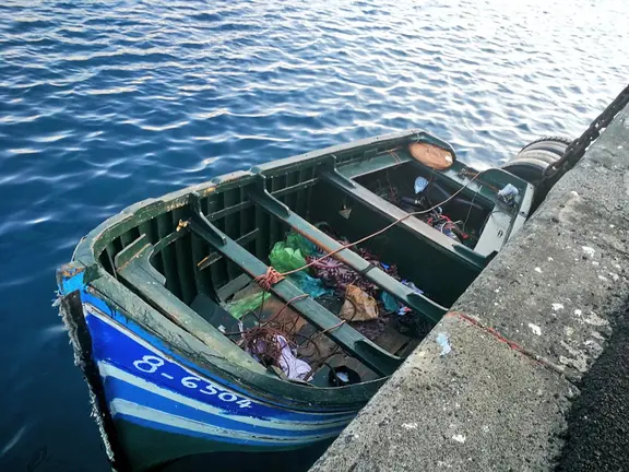 Patera llegada al Muelle de las Cebollas