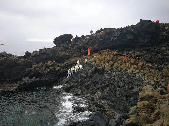 Traslado del herido en la costa de Mala