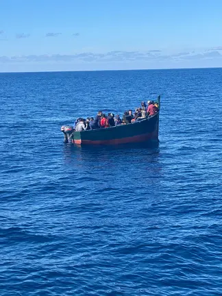 Servicios de emergencias esperando la llegada de la patera