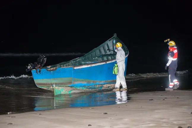 Desinfección de patera en Orzola 2