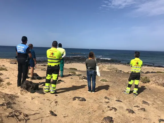 Servicios de emergencia observando a la patera