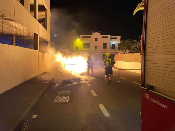 Contenedores ardiendo en Tías