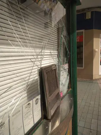 Destrozado el kiosko de la ONCE en la Calle Real