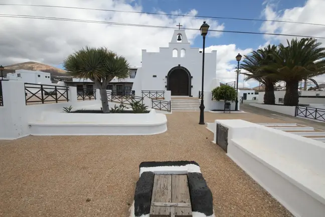 Centro Socio Cultural de Mácher e iglesia de San Pedro, en Mácher