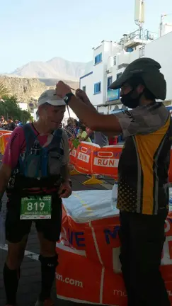 Andrés Medina recibiendo la medalla