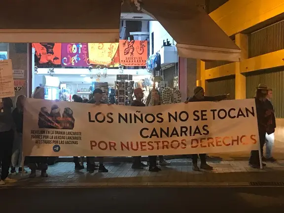 Manifestació contra la vacuna experimental a niños