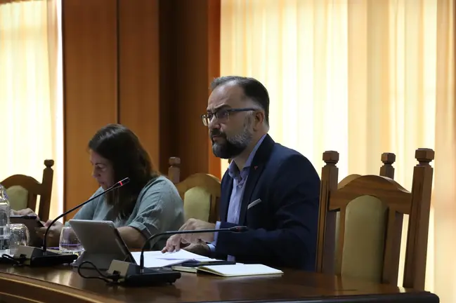 El consejero de Vivienda, Jorge Peñas, durante el pleno del Cabildo celebrado este lunes