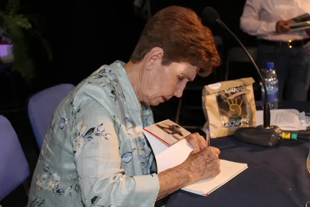 1 imagen acto autora firma obra
