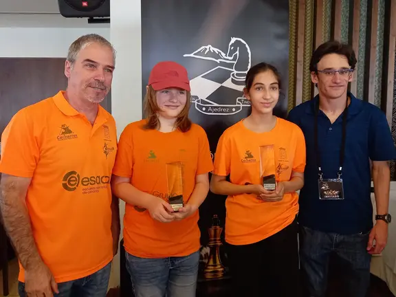 Julius Pleschke y Katharina Bangiev con los entrenadores del Club Esacan Cacharros Antonio González y el FM Omar García Blanco.