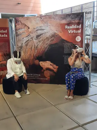 Guacimara Medina y Carmen Gloria Rodríguez con unas gafas virtuales