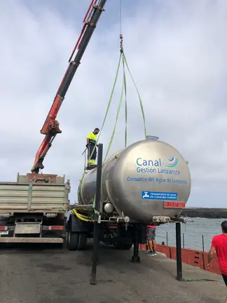 Traslado de cisterna con agua potable a La Graciosa