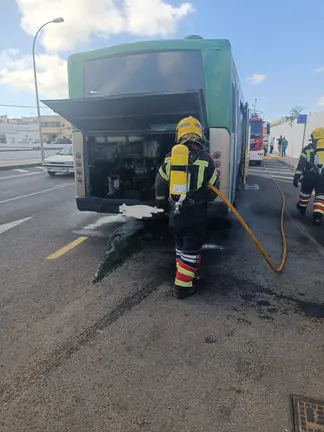 Guagua incendiada en calle Iguazú