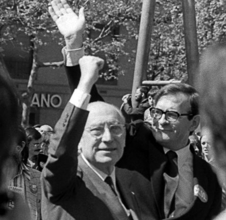 Enrique_Tierno_y_Ramón_Tamames 1 mayo 1979. Madrid