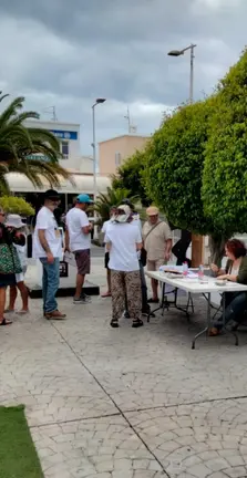 Recogida de firmas en Playa Honda